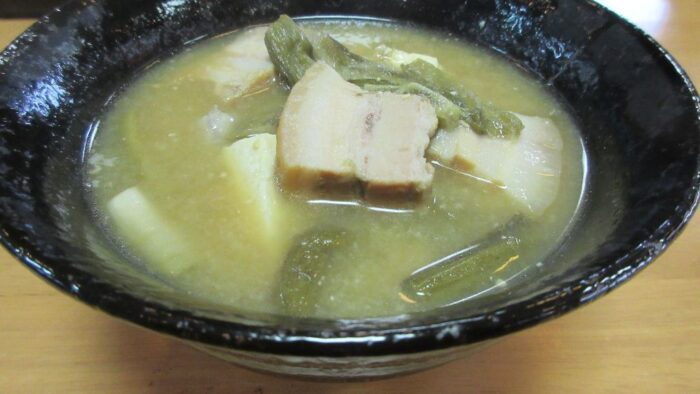 琉球料理研究家渡口初美先生の料理・・・ムジ汁（田芋の茎）
