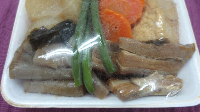 美味しいお惣菜は・・・仲村商店で(*^_^*)  場所は・・・旧普天間市場です。