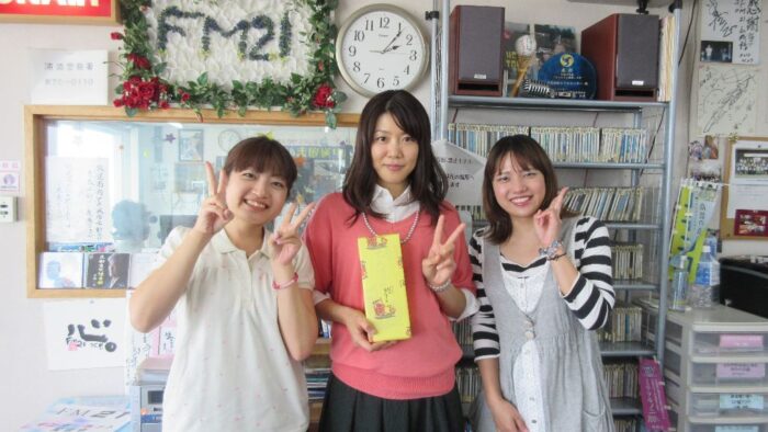 毎週月曜日１１時～１１時１５分オンエアーのパーソナリティのマコさんとFM21看板娘綾乃さんと美咲さん