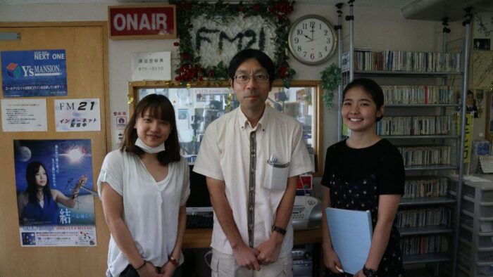 ＦＭ２１スタッフとパーソナリティー久城先生です。毎週火曜日２２時～２３時オンエアーです(^o^)ＦＭ２１・ＦＭレキオ同時放送「ラブ・ユー２１」(^o^)