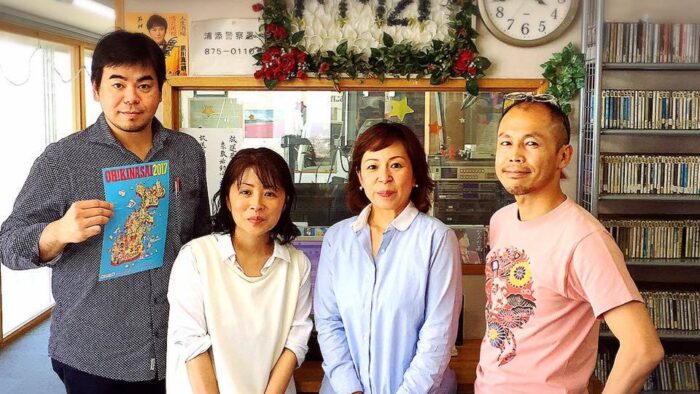 番宣です！ (^○^)！ 明日、4/２４（月） お昼１２時～１３時 カズト、シモジのBrave The Radio 「今、ここ、未来！」沖縄発！ 想いをかなえる行動するBｒａｖｅ勇敢なラジオ、今回のゲストは、 番組の冒頭から語られる衝撃のストーリー！ 明るく優しい風貌からは、想像できない起業物語でした。 プログレス 金城社長 と、お会いする度に、高まっていくビジョン、 沖縄の給与水準を高くする！ 自社のことだけでなく沖縄全体の取り組みを されている沖縄中小企業同友会 副部長 でもある エマオ 安次富社長。 優しさと強さをもつ、沖縄の女性経営者が、沖縄の経済をひっぱっていることを 実感いたしました。