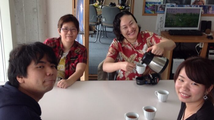 4月27日の「おはよう！ミッキー( ´ ▽ ` )ノ」は、学習ボランティア「まつの会」の宮地弥生代表と沖縄国際大学学生ボランティアのウエハラさん、トウヤマさんにお越し頂きました。 「学習サポートボランティアまつの会」の自習室で学んだ中学３年生４人がこのほど、第１志望の県立高校に全員合格されました‼️