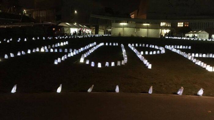 ルミナリエに書いたあなたのメッセージがキャンドルの光で浮かび上がります。がんで亡くなった方々を偲びがんと闘っている人々を励まします。